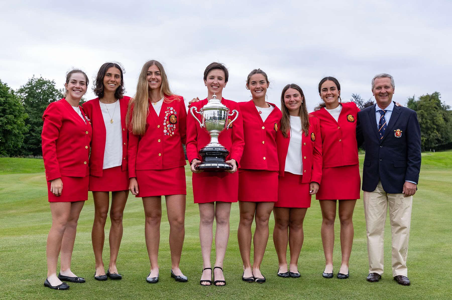 El equipo femenino español posa con la copa de campeón de Europa de golf 2026.