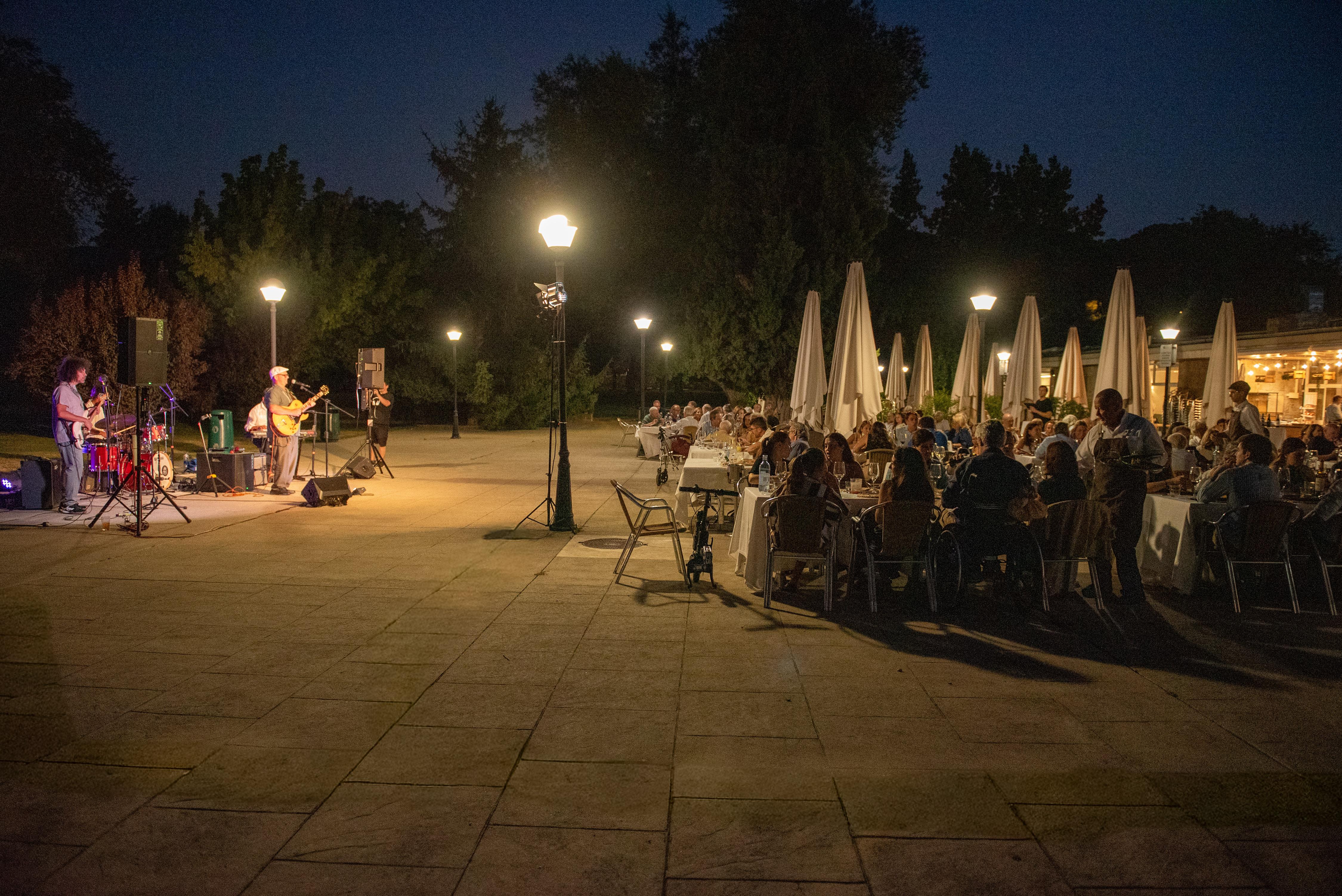 La terraza del Restaurante La Raquette se ha llenado para la cena-concierto Soul Fiends.