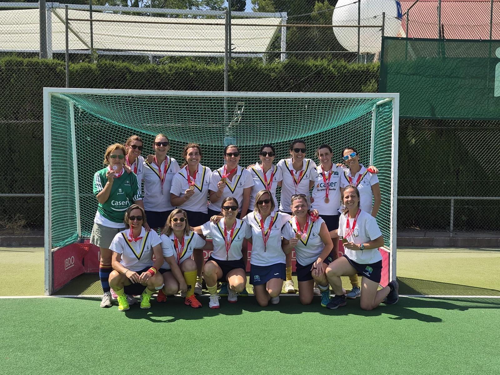 Imagen del equipo femenino +40 delante de una portería con el bronce en el Campeonato de España femenino.
