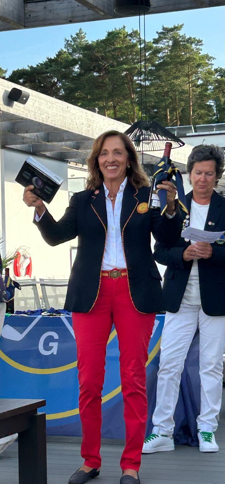 María de Orueta celebra el triunfo español en el XII Campeonato de Europa Másters de golf.