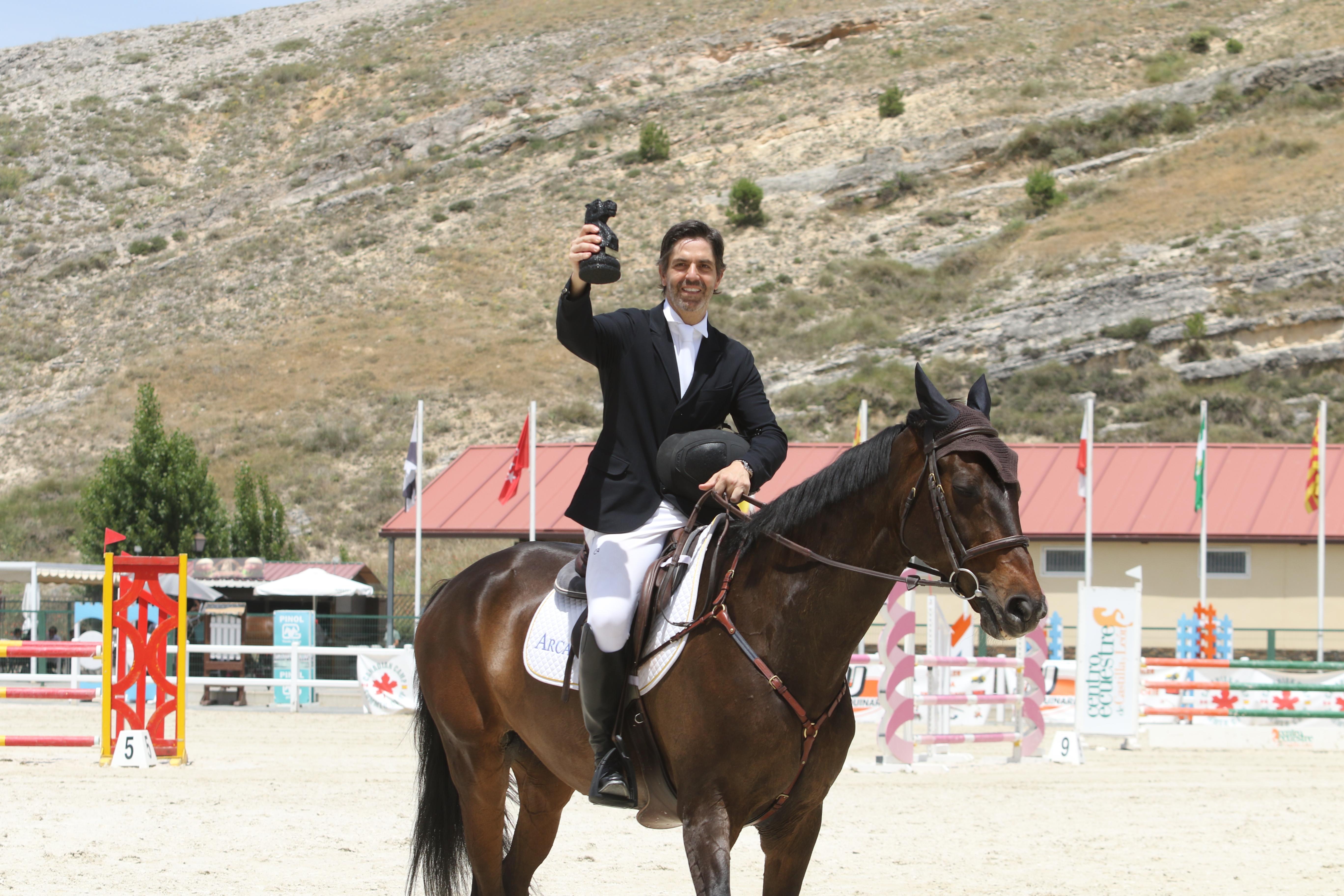 Borja Oria, y Luter de Villafranca, con el trofeo de segundos clasificados en 1,10m.