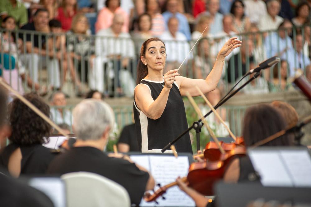 Silvia Sanz Torre dirige una pieza.