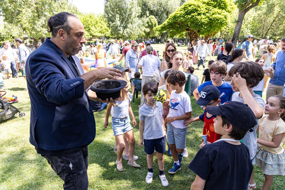 Los más jóvenes atienden a un truco del mago.