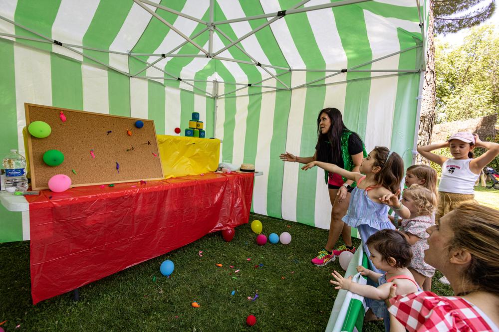 Lanzamiento de un dardo de una niña.