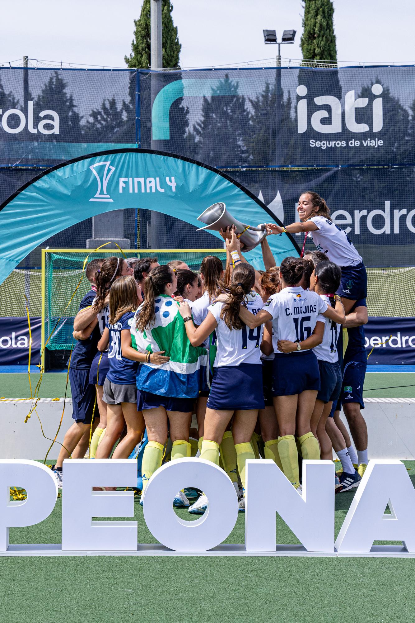 Las jugadoras de hockey del Real Club de Campo Villa de Madrid levantan la copa de campeonas de Liga 2025-2026. Foto: Miguel Ángel Ros / RCCVM