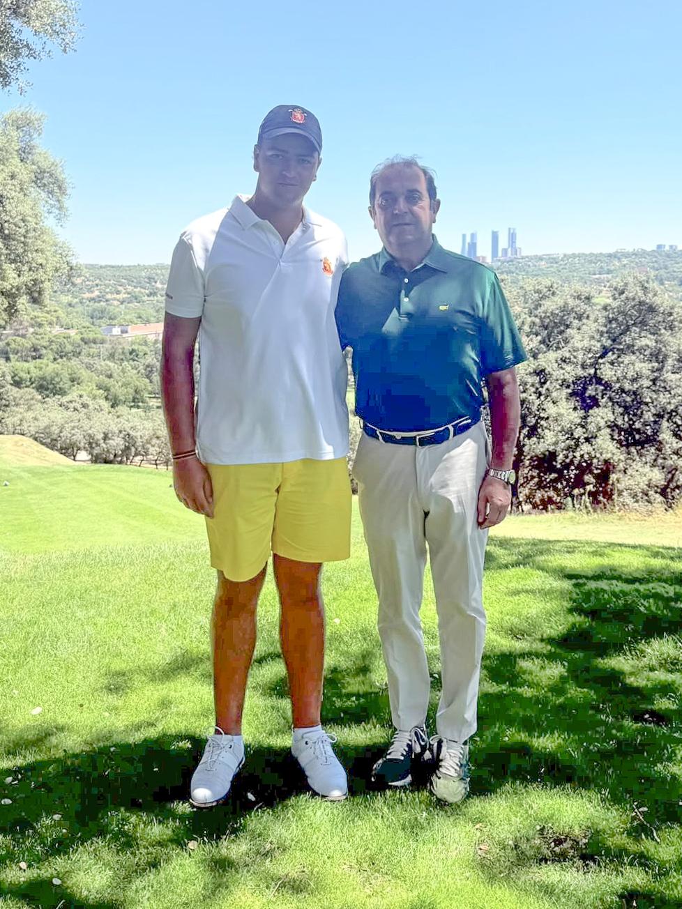 Gonzalo Baños Ramos (izda.), campeón de España de golf 2026, acompañado por el director de Deportes RCCVM, Jesús Barrera.