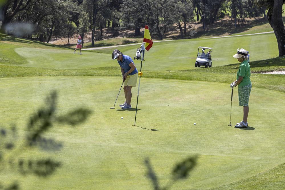 Dos golfistas juegan en el Real Club de Campo Villa de Madrid. Foto. Miguel Ángel Ros / RCCVM