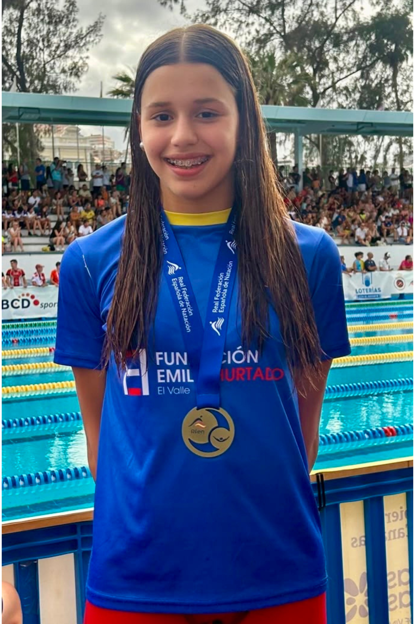 La abonada RCCVM Lola Melgosa Ureña sonríe con una de las medallas de oro colgadas al cuello que ha ganado en el Campeonato de España infantil de verano.