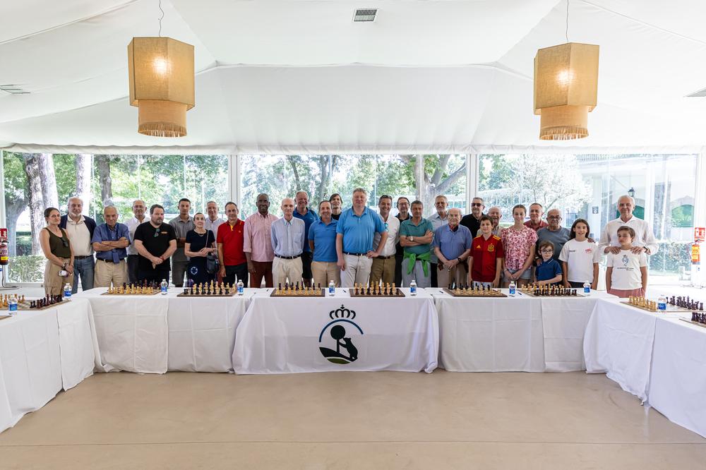 Foto de grupo al inicio de la exhibición de partidas simultáneas de ajedrez.