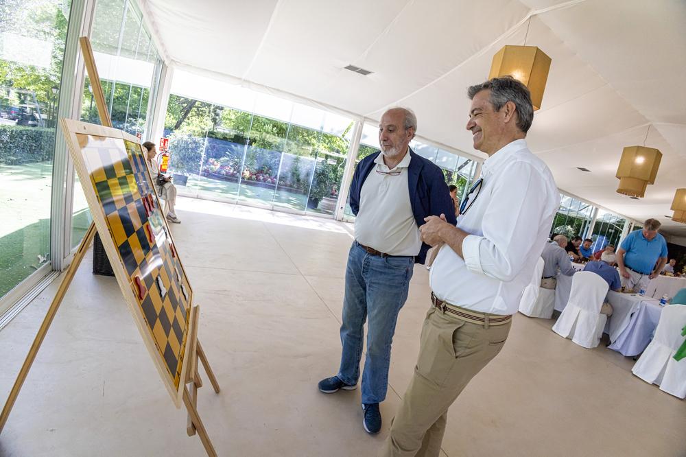 El gerente RCCVM, Juan Carlos Vera Pró (izda.), y el delegado de ajedrez, Pablo San Segundo Carrillo, analizan una jugada sobre el tablero vertical.
