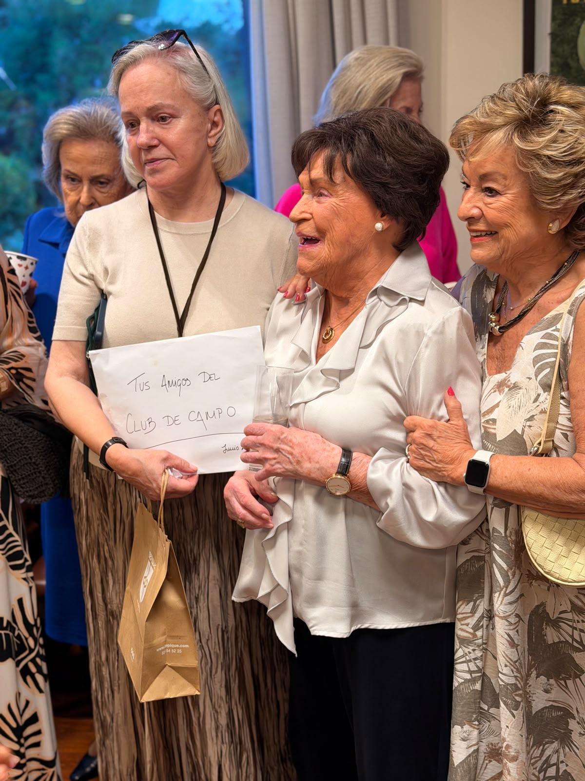 Amigas y compañeras felicitan a Marife Pfeifer de Maura.