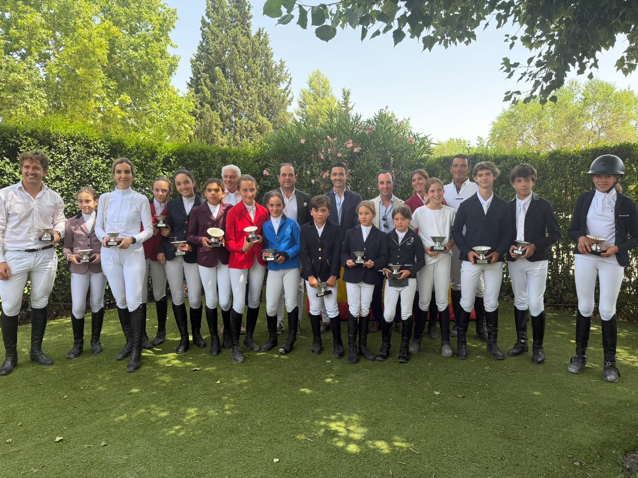 Foto de grupo de los ganadores de los Campeonatos Sociales de Hípica.