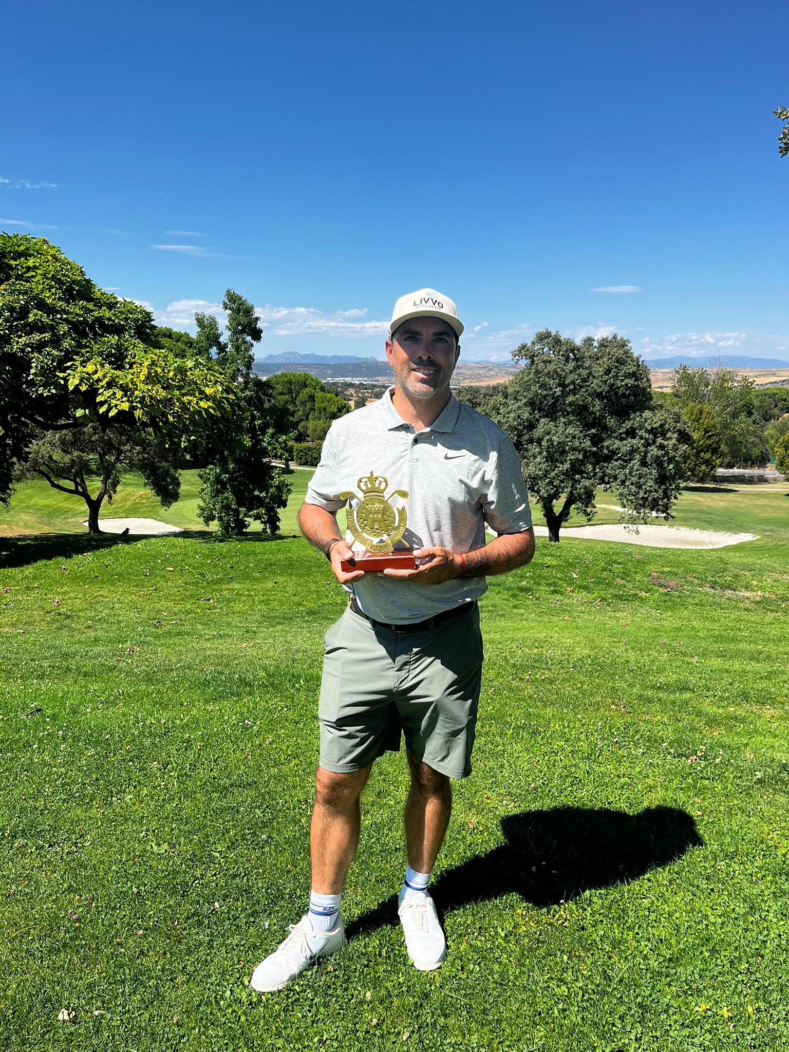 Juan Salama Monsalve posa sonriente con el trofeo de ganador de la prueba del Circuito de Madrid de Profesionales disputada en el RACE.