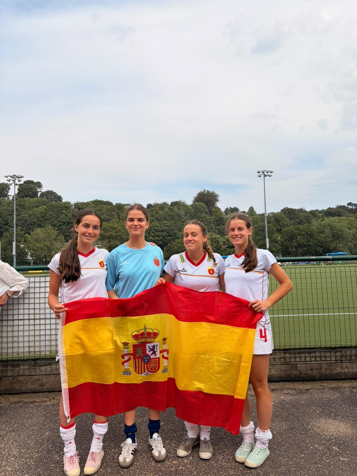 Izaskun Brañas, Paula Mataix, Paula Galiana y Carola Guillén, jugadoras sub-16.