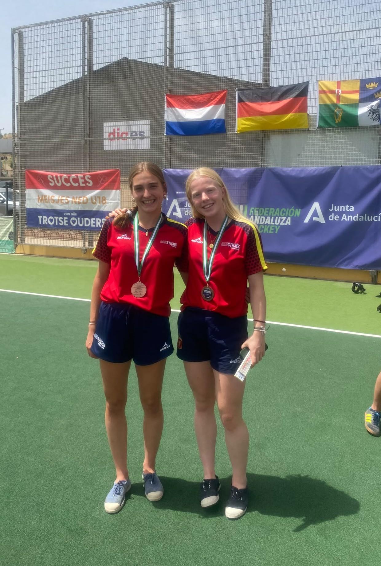Mercedes Unzurrunzaga (dcha.) y Julia Rodríguez, jugadoras sub-18.