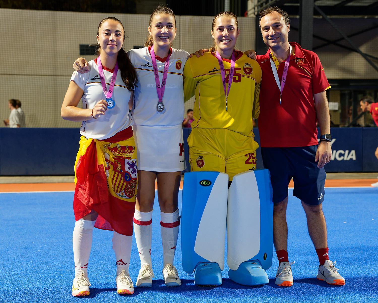 Carlota Álvarez, Carlota González y Cayetana del Real y el seleccionador sub-21, Alejandro Iglesias, con la plata europea.