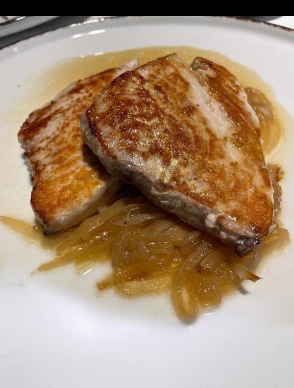 Plato de atún encebollado.