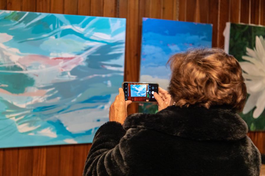 Una abonada fotografía una de las obras presentada en una anterior edición del concurso. Foto: Miguel Ángel Ros / RCCVM