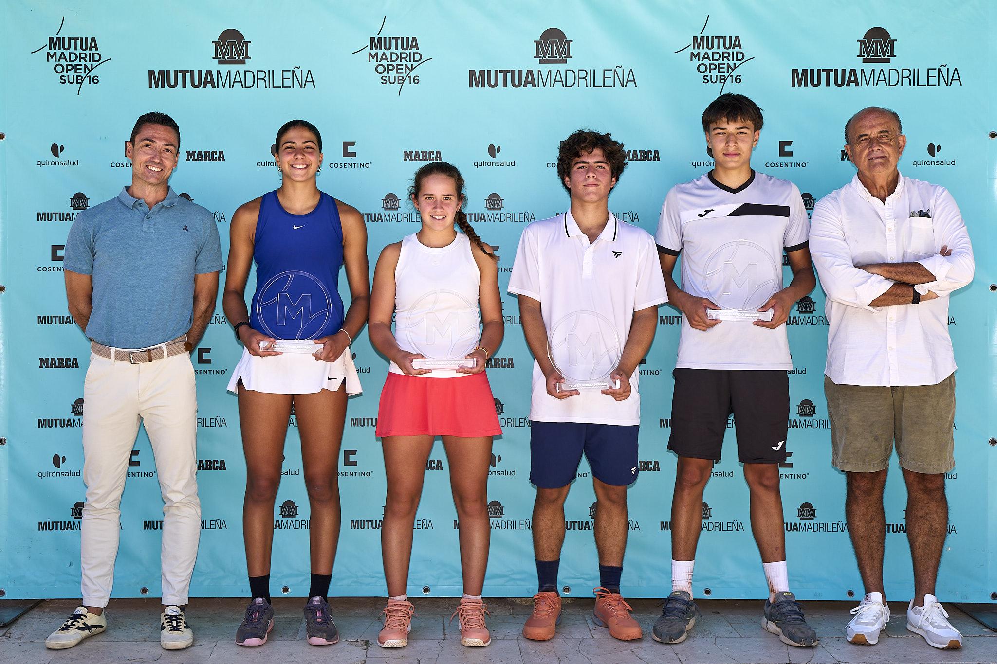 Alice Ferreira (2ª izda) y Sergio Martínez (2º dcha), junto a sus rivales en la final y el jefe de Deportes RCCVM, Guillermo Sánchez (1º izda.), y el delegado de Tenis RCCVM, Antonio Zapatero (1º dcha.). Foto: MMOpen