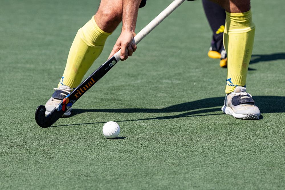 Detalle de una mano de un jugador sosteniendo el palo de stick antes de golpear la bola. Foto: Miguel Ángel Ros / RCCVM