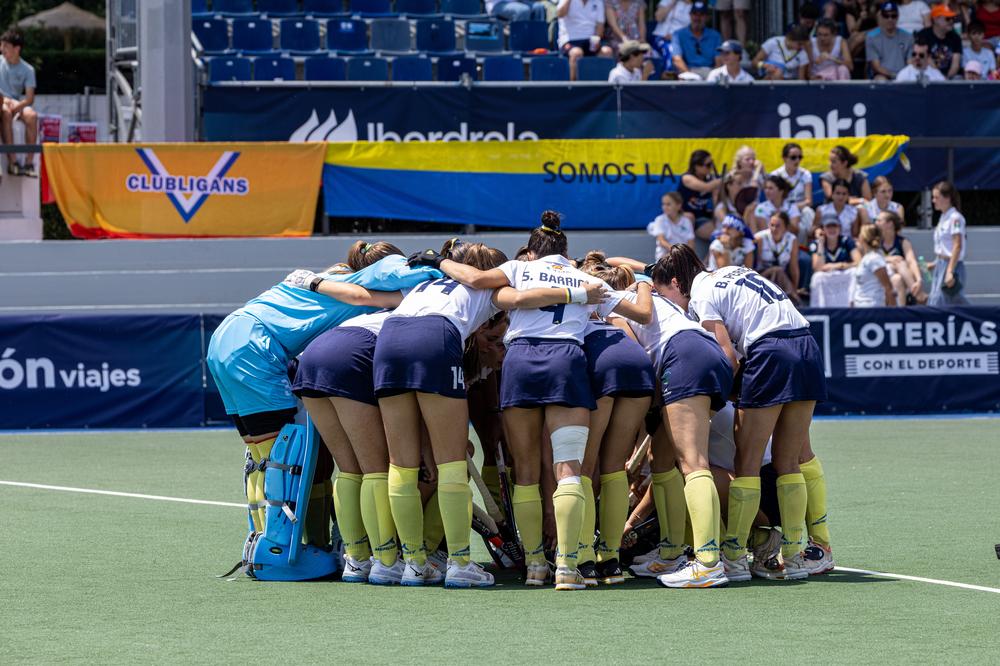 Las jugadoras del equipo RCCVM de hockey, reunidas en un círculo para darse ánimos ante de un encuentro. Foto: Miguelo Ángel Ros / RCCVM