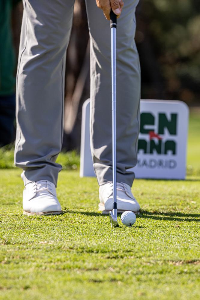 Detalle de los pies de un golfista, palo y bola. Foto: Miguel Ángel Ros / RCCVM