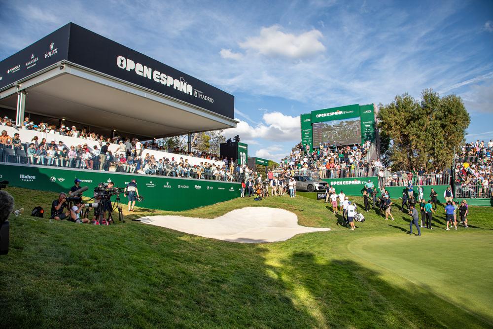 El público llena la grada del hoyo 18 en la edición de 2025 del Open de España presented by Madrid, mientras un jugador ejecuta un golpe. Foto: Miguel ángel Ros / RCCVM
