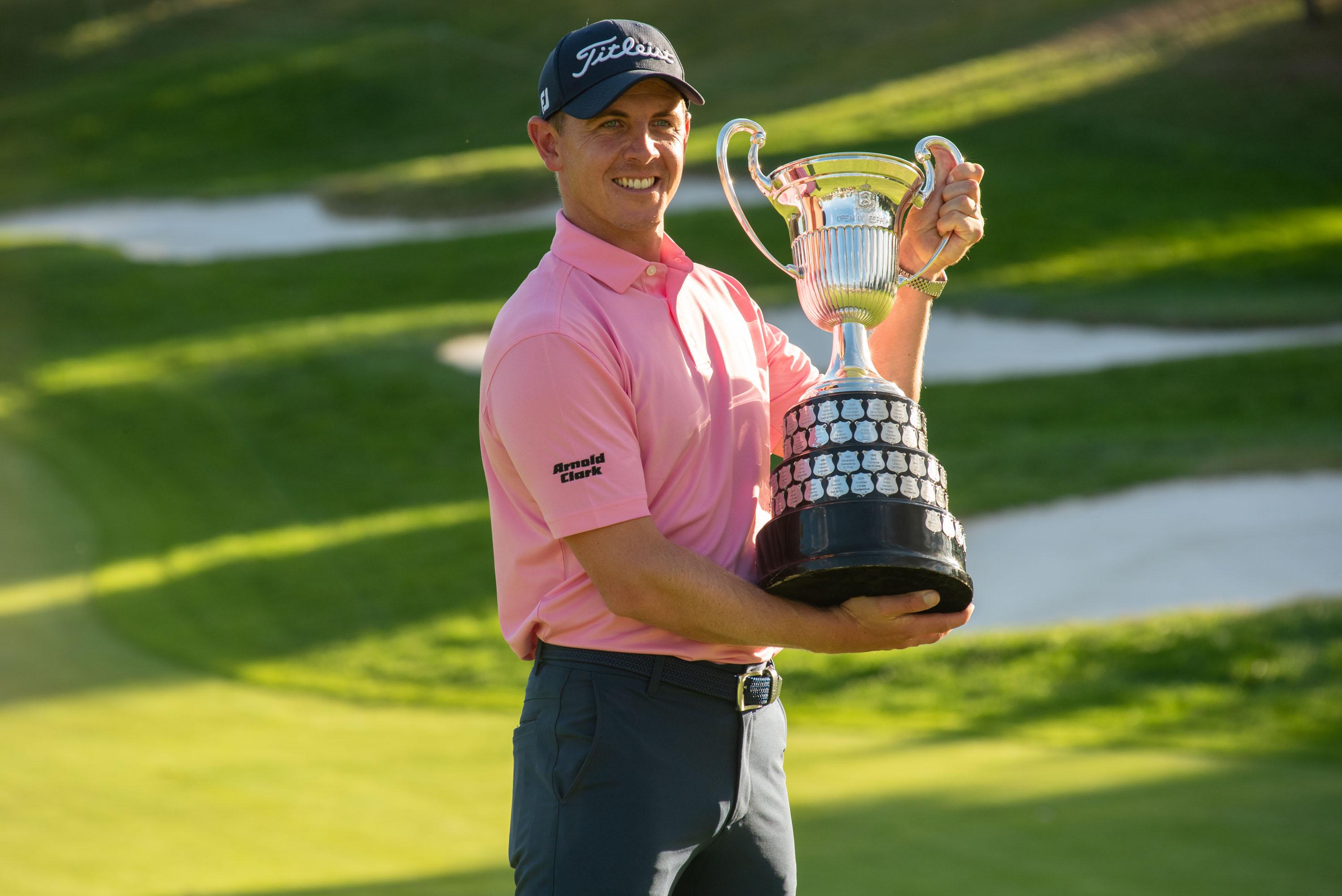 Grant Forrest sostiene la copa de campeón del Open de España presented by Madrid. Foto: David Yebra Valdés / RCCVM