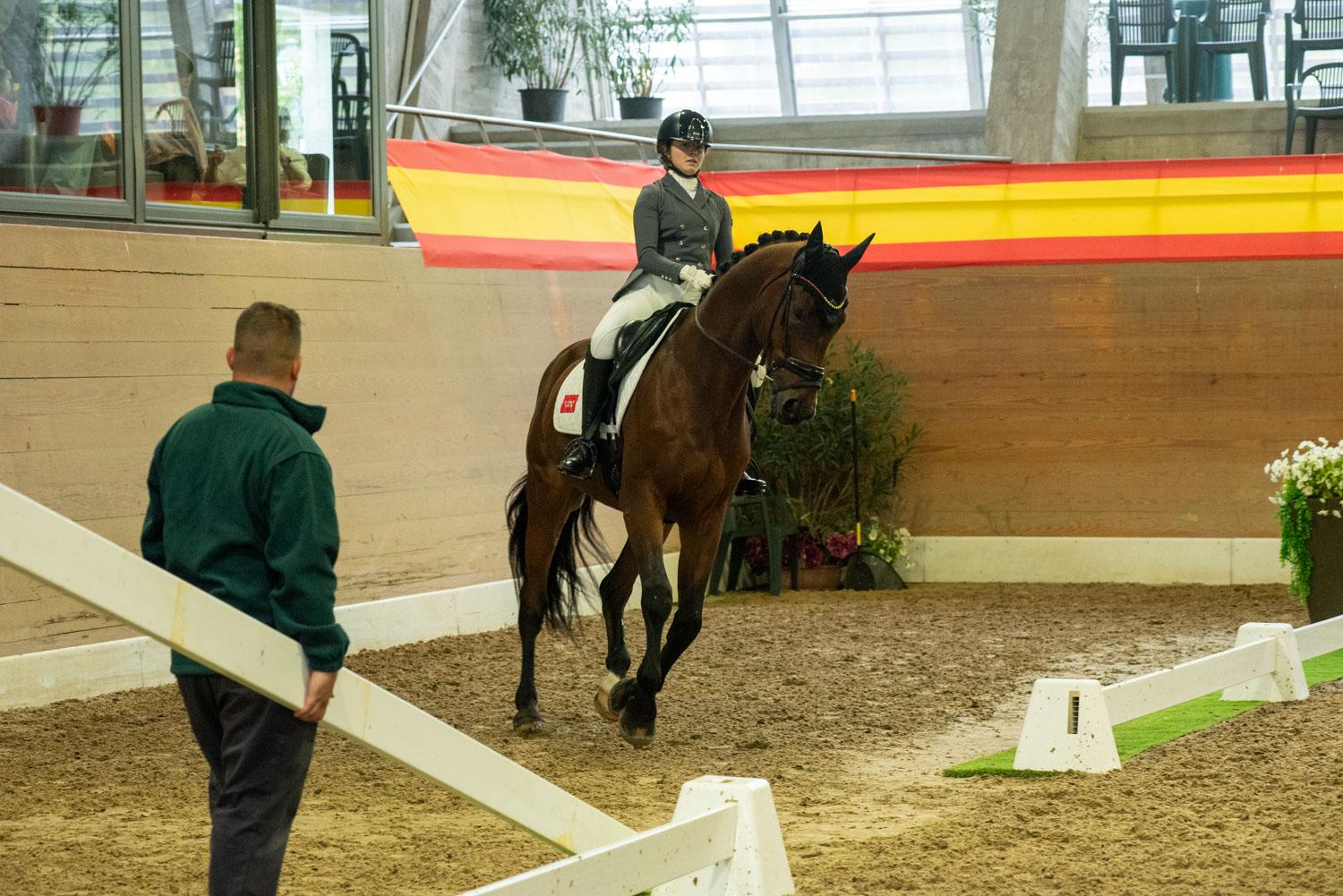 Un operario del Club levanta la barrera para que una amazona y su caballo inicien su ronda.  Foto: David Yebra Valdés / RCCVM