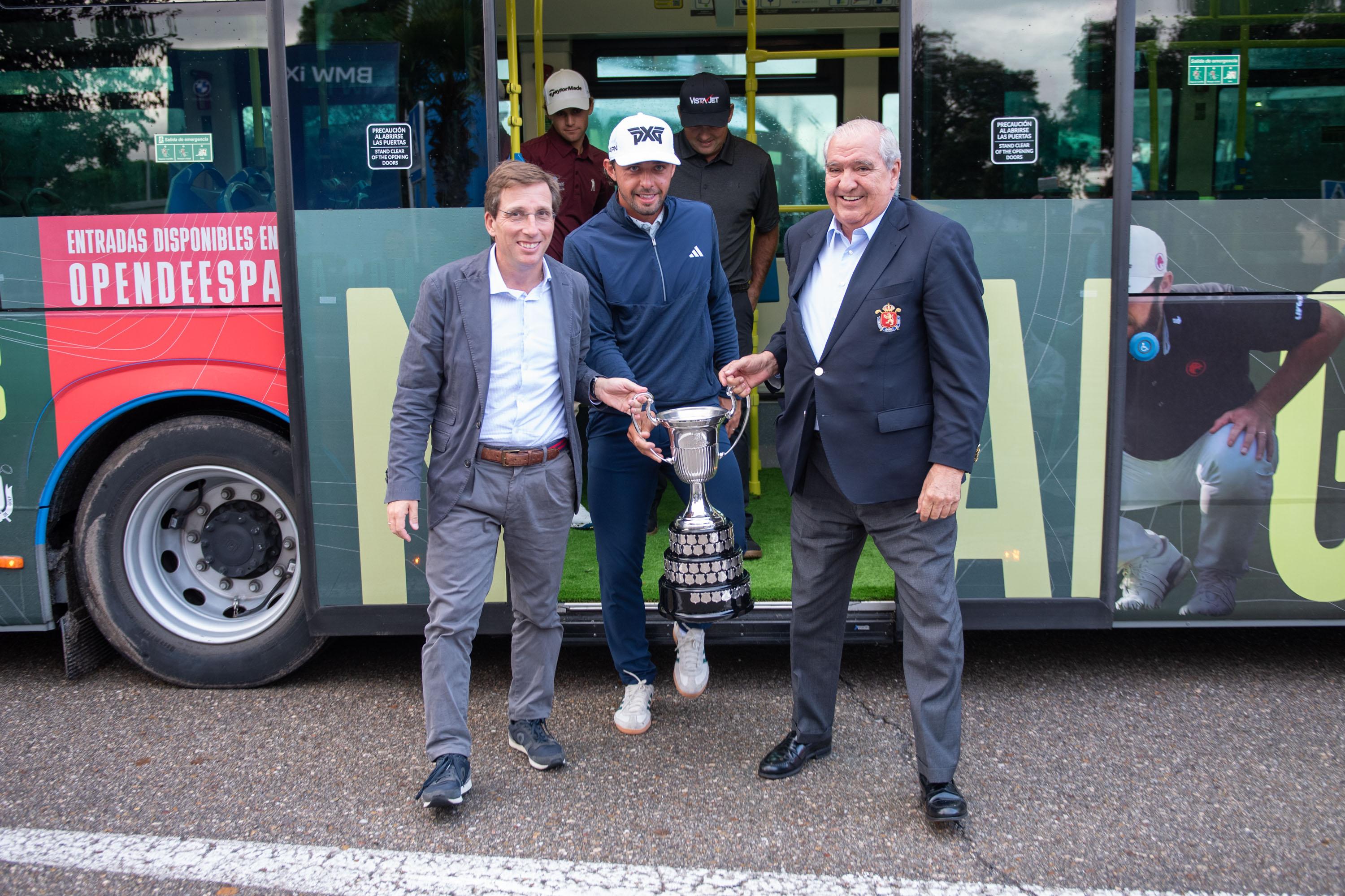 (De izda. a dcha.) Almeida, Penge y Guerrero bajan de un autobús de la EMT con la copa del Open. Fotos: David Yebra Valdés / RCCVM