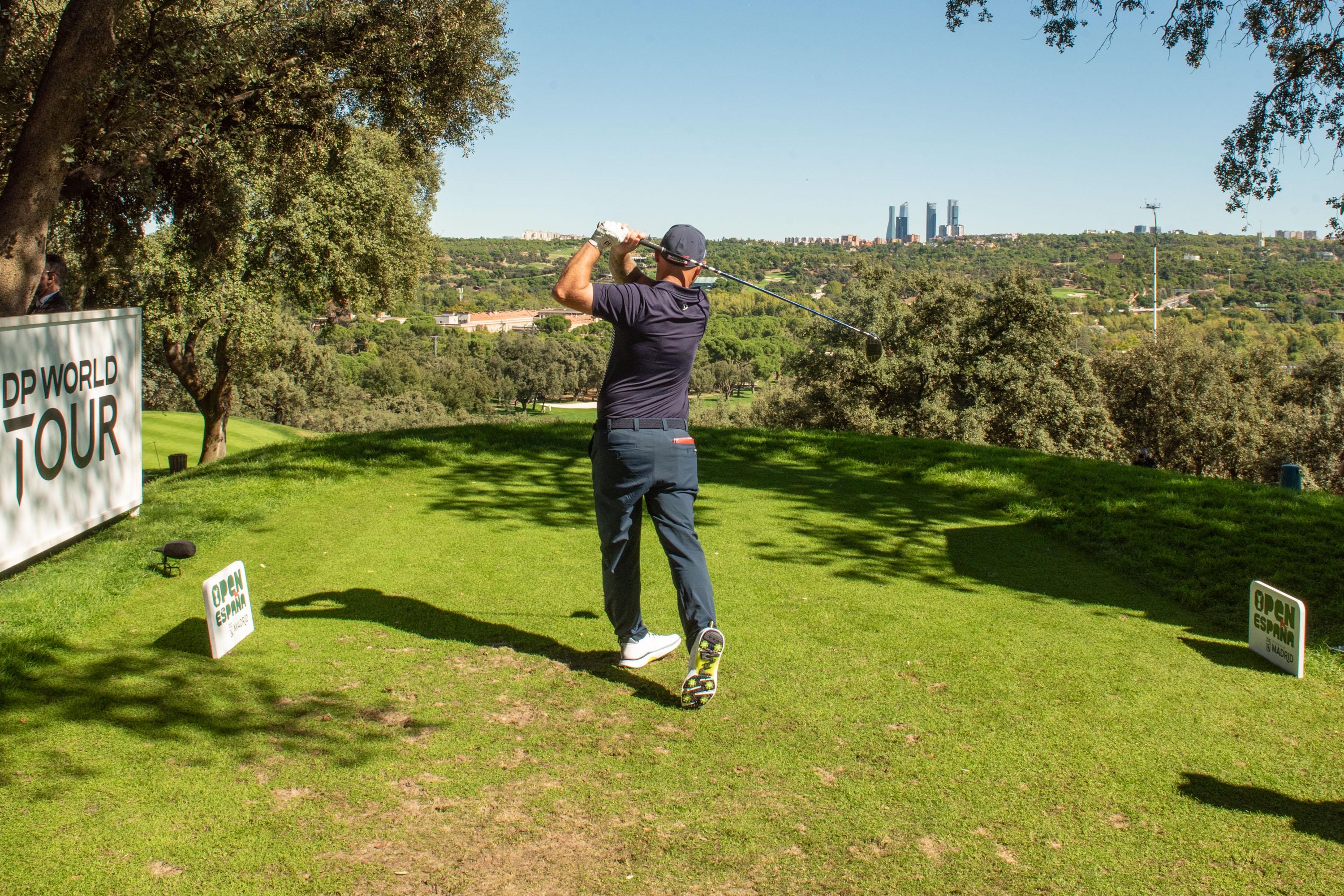 Espectacular salida desde el tee del 1, con las Torres de Madrid al fondo.