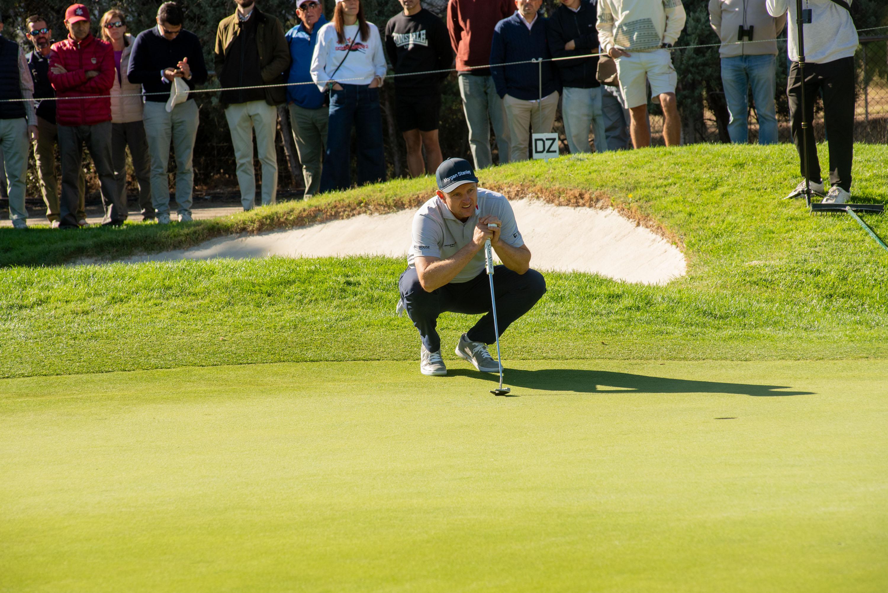 El inglés Justin Rose piensa un golpe.