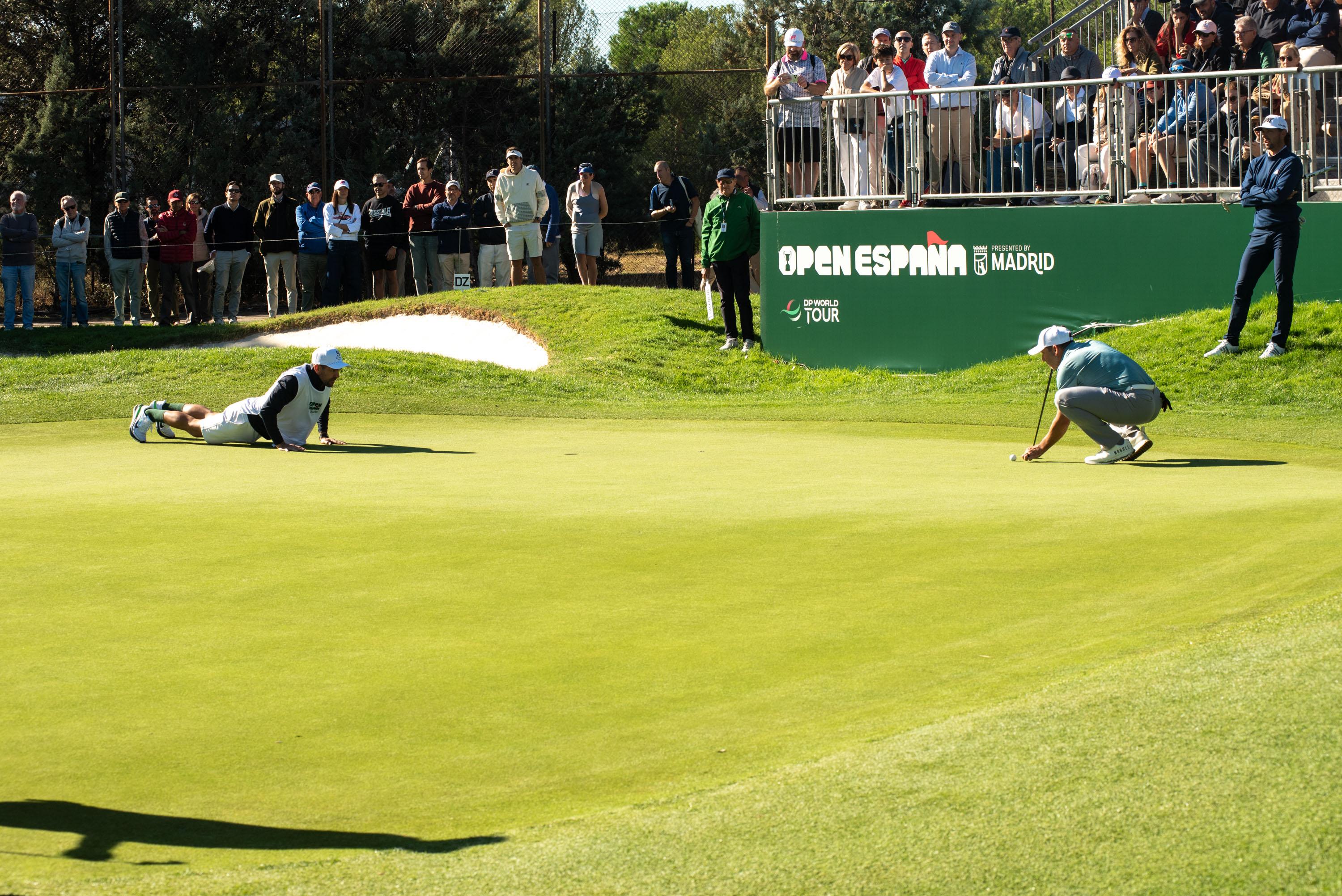 Sergio García (dcha.) y su caddie examinan la caída del green del 17.