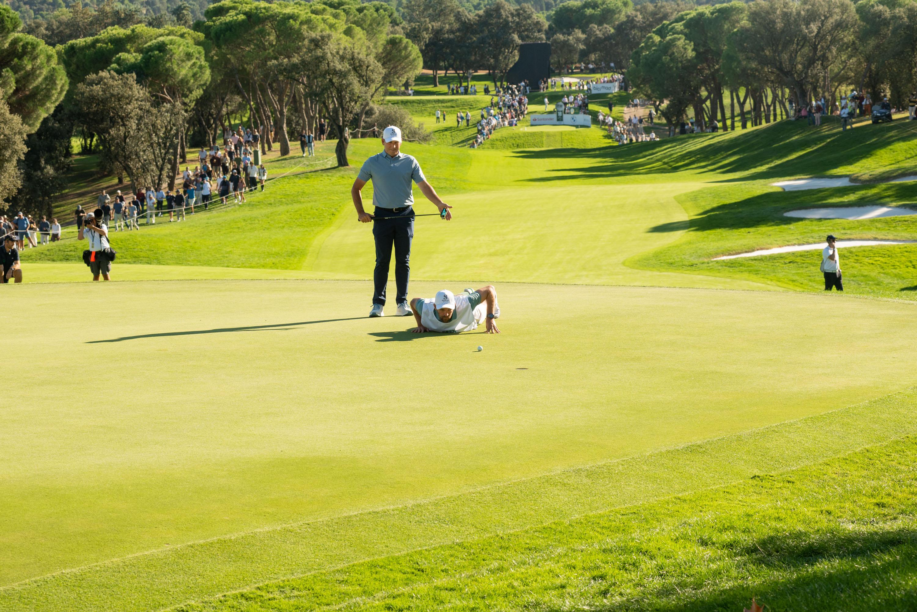 Sergio García y su caddie miran la caída de un green.