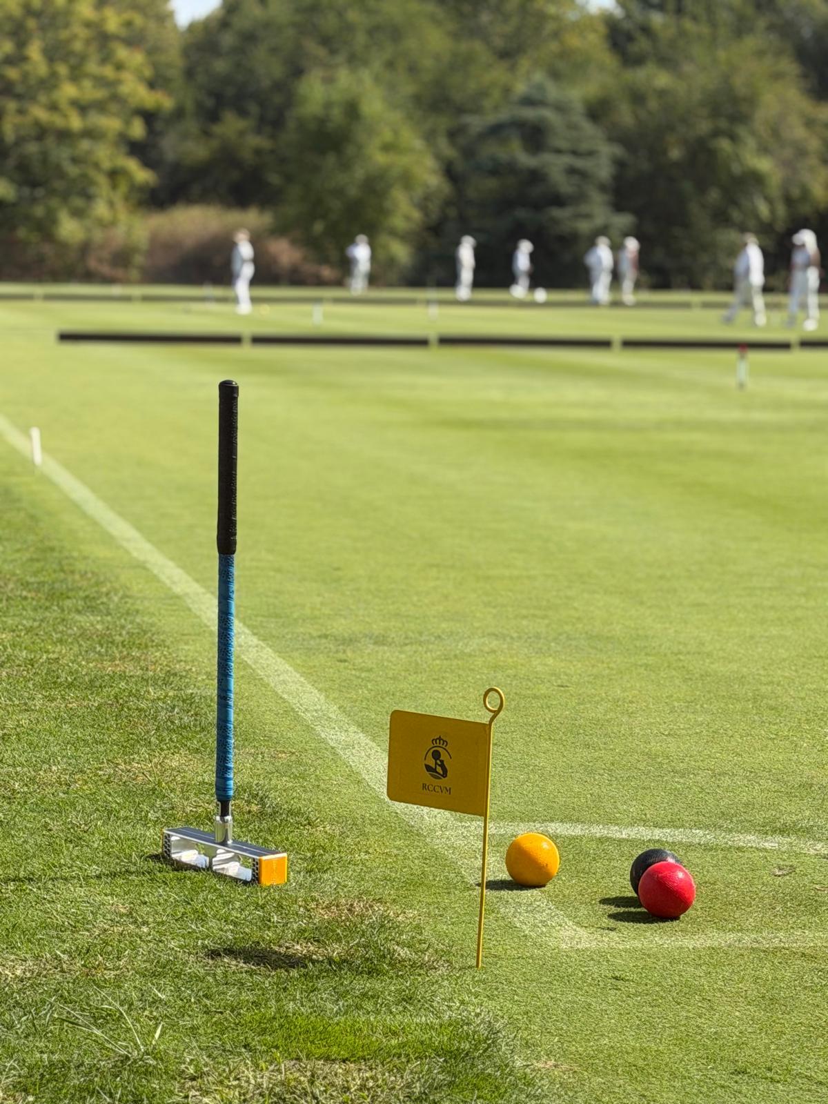 Mazo y bolas de croquet, en uno de los campos de juego del Real Club de Campo Villa de Madrid.