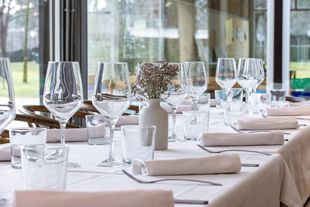 Mesa preparada en uno de los espacios de hostelería del Real Club de Campo Villa de Madrid.