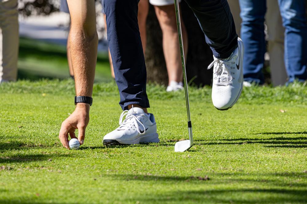 Detalle de una mano de un golfista colocando el tee. Foto: Miguel Ángel Ros / RCCVM
