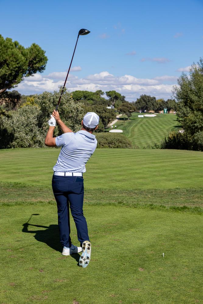 Golpe de un golfista desde un tee del Recorrido Negro de golf del Real Club de Campo Villa de Madrid.