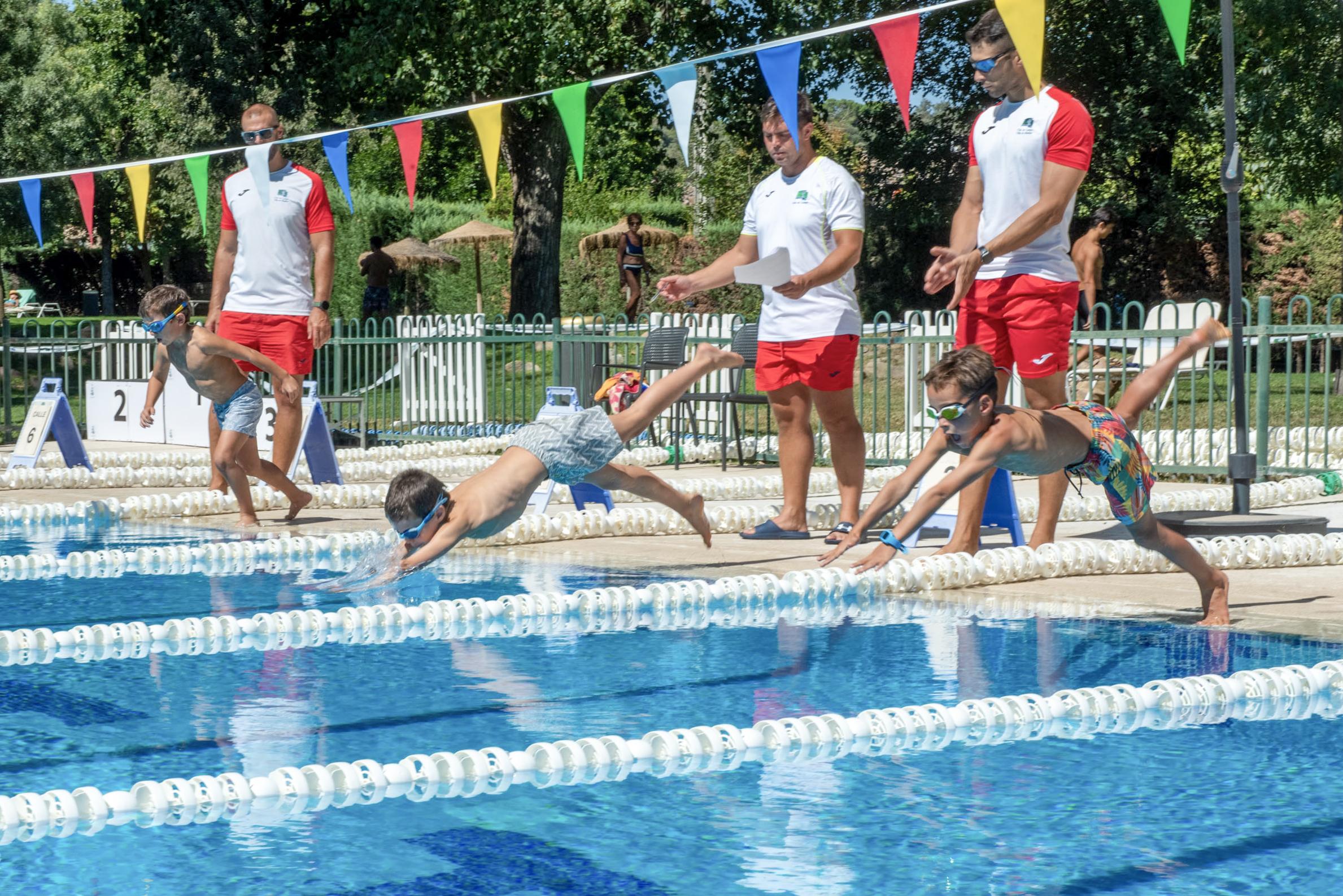 Tres jóvenes nadadores inician la competición.
