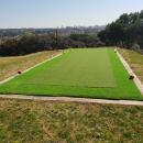 Renovación del césped artificial de los tees de salida de todos los hoyos del recorrido de los pares 3 de golf