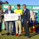 Carlos Balmaseda recoge el premio de campeón de España sénior. Foto: Rfegolf