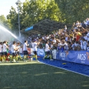 Los jugadores del Club celebran el pase a la final con la afición. Fotos: Roberto Cuezva / CCVM