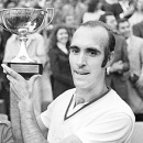 Andrés Gimeno levanta la copa de campeón de Roland Garros de 1972.