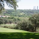 Campo de golf del Club con las torres de la Castellana al fondo