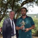 Moisés Cobo recibe el trofeo de manos de Ignacio Guerras, presidente de la Federación Madrileña de Golf. Foto: Real Federación Española de Golf