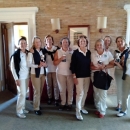 El equipo campeón en la 2ª categoría V Clubes Sénior Damas de golf, junto a la delegada Mª Luisa Rife.