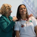 La alcaldesa Manuela Carmena impone la medalla de oro de Madrid a la capitana Rocío Gutiérrez