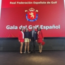 De izda. a dcha: las golfistas Cayetana y Blanca Fernández-Poggio, el director de Deportes CCVM, Jesús Barrera, y la también jugadora María de Orueta.