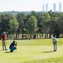 Campo de golf del Club con las torres de la Castellana al fondo