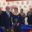 Gonzaga Escauriaza entrega el trofeo a Blanca Fernández del Internacional de España Stroke Play. Foto: Federación Madrileña de Golf 